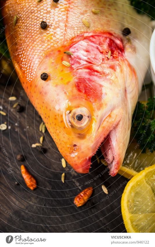 Regenbogenforelle Kopf mit Gewürzen Lebensmittel Fisch Kräuter & Gewürze Öl Ernährung Mittagessen Abendessen Festessen Bioprodukte Vegetarische Ernährung Diät