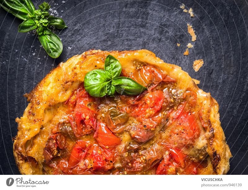 Tomaten Tarte Tatin mit Basilikum auf Schiefer Gemüse Kuchen Kräuter & Gewürze Ernährung Mittagessen Büffet Brunch Festessen Bioprodukte Vegetarische Ernährung