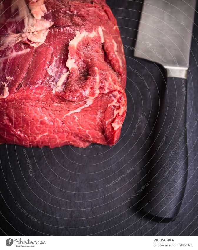 rohes Rinderfilet mit Messer auf Schiefer Tisch Lebensmittel Fleisch Mittagessen Festessen Bioprodukte Diät Design Gesunde Ernährung frisch Gesundheit saftig