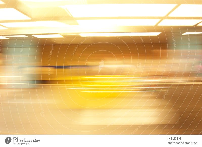 motionblur München Langzeitbelichtung London Underground U-Bahn offen Verkehrsmittel gelb Emotiondesign unterirdisch Bahnhof longtime exposure munich mvv
