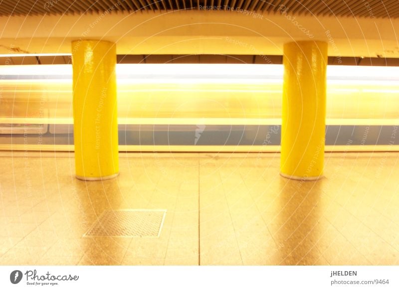 motionblur München Langzeitbelichtung Bewegungsunschärfe gelb London Underground U-Bahn offen Verkehrsmittel Emotiondesign unterirdisch Bahnhof