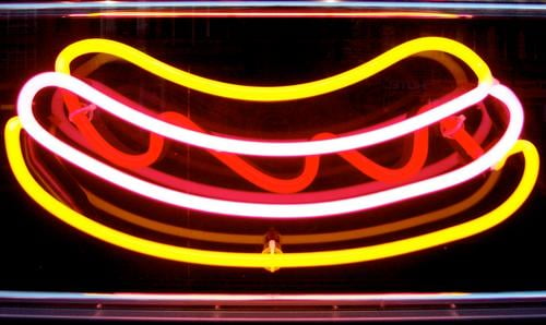 german neon wurst Wurstwaren Ernährung Fastfood Schilder & Markierungen Werbung Neonlicht Curry Currywurst Cheeseburger Würstchen Emotiondesign aussenwerbung