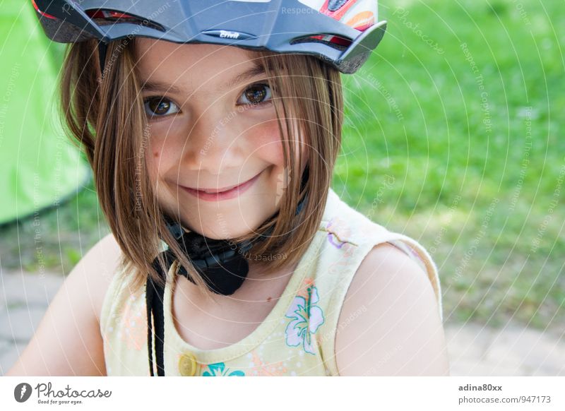Sicher Sport Fahrradfahren Mädchen Helm Lächeln leuchten Glück klug sportlich Verantwortung Verlässlichkeit gewissenhaft Vorsicht Abenteuer Bewegung Erholung