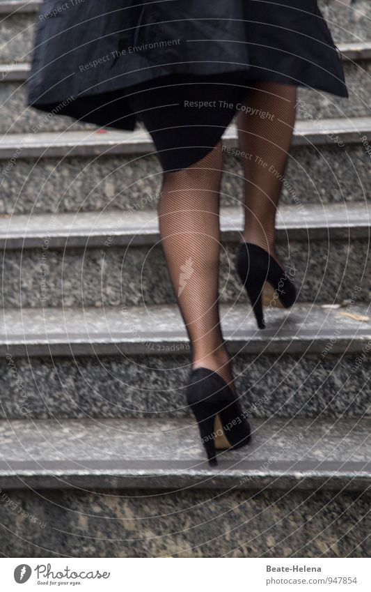 Rasanter Aufstieg elegant Stil Frau Erwachsene Beine Treppe Strümpfe Netzstrümpfe Damenschuhe rennen Bewegung laufen springen ästhetisch schön schwarz