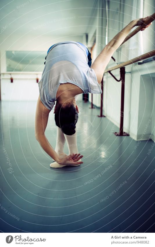 I bow down to you Mensch feminin Körper 1 30-45 Jahre Erwachsene Tanzen Ballerina Balletttänzer elegant dünn sportlich Anmut vorbeugen Gedeckte Farben
