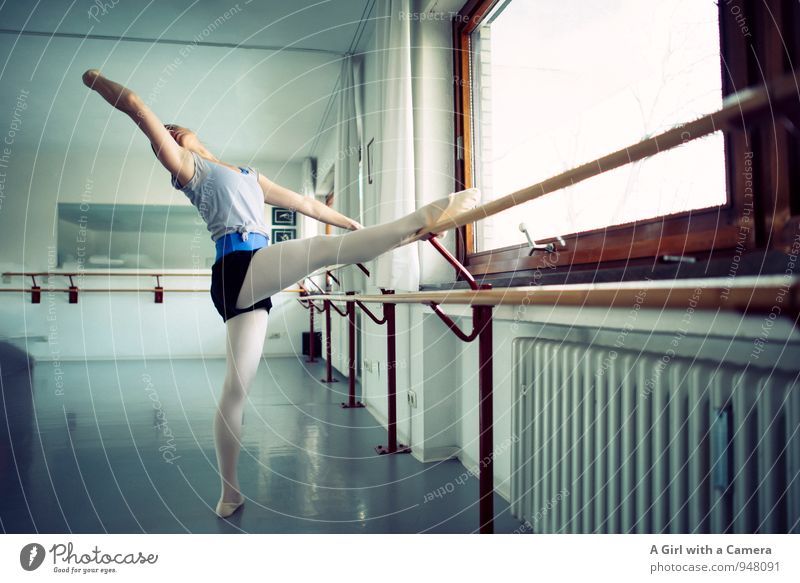 Aufwärmübung Fitness Sport-Training heizen Balletttänzer Mensch feminin Junge Frau Jugendliche Körper 1 30-45 Jahre Erwachsene Bewegung Tanzen elegant blau