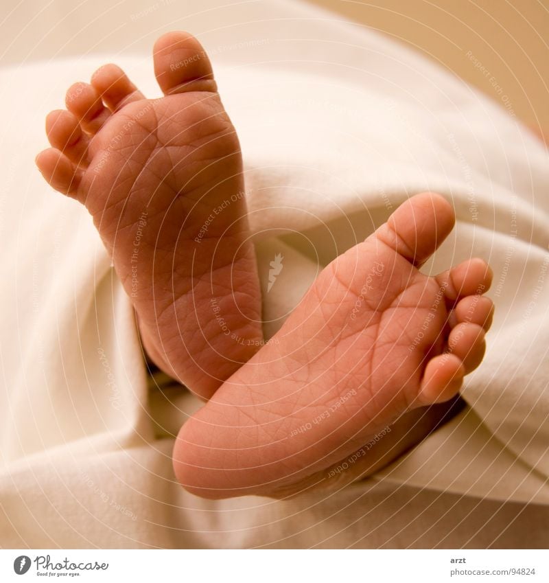kleine mädchen füße I Zehen Fußsohle Fußspur Baby Mädchen Unbekümmertheit Erholung 2 10 harmonisch Unbeschwertheit Kleinkind feet footprint Decke liegen