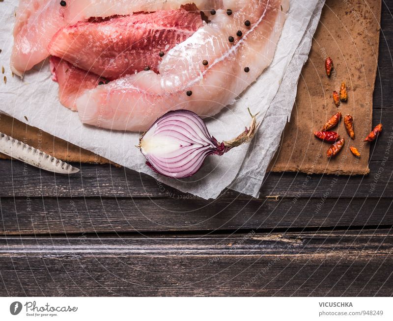 Rohe Fischfilets mit Zwiebeln in weißes Papier Lebensmittel Gemüse Kräuter & Gewürze Ernährung Abendessen Bioprodukte Vegetarische Ernährung Diät Stil Natur