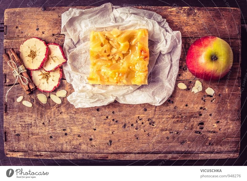 Stück Apfelkuchen mit Zimt und Mandeln Lebensmittel Frucht Teigwaren Backwaren Kuchen Dessert Ernährung Bioprodukte Vegetarische Ernährung Diät Lifestyle