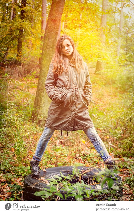 Herbstwaldporträt Lifestyle Stil Leben wandern Mensch feminin Frau Erwachsene Jugendliche 1 13-18 Jahre Kind Natur Schönes Wetter Wald brünett langhaarig
