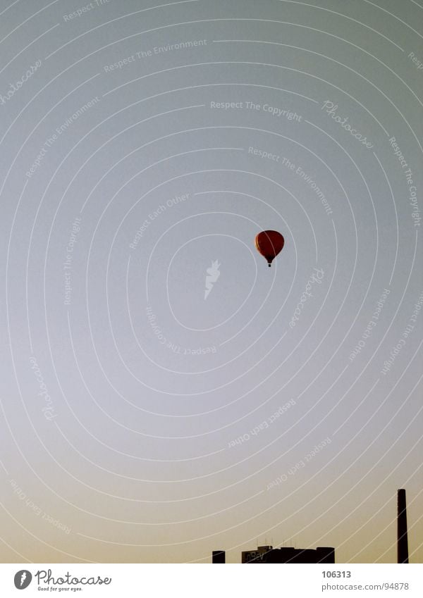 LONELY SUNSET Bremen Ballone frei über den Wolken Haus Gesellschaft (Soziologie) Gebäude Freiraum Luft Ferne fahren Blick Publikum Schweben Schwerelosigkeit