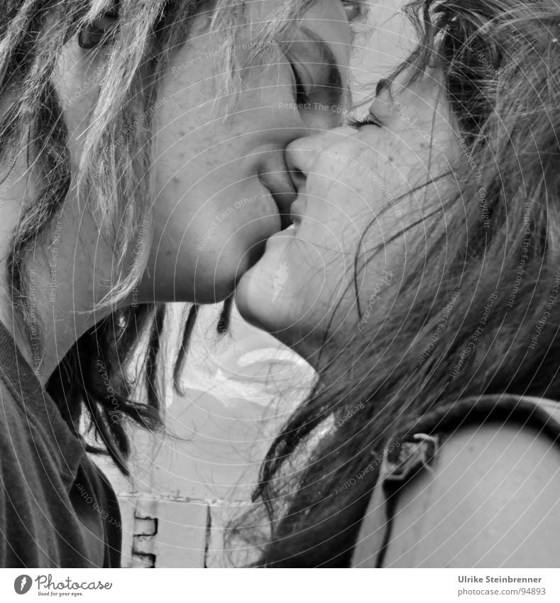 Zarter Kuss von jungem Paar Glück Haare & Frisuren Haut Gesicht Flirten Mensch maskulin feminin Junge Frau Jugendliche Junger Mann Erwachsene Mund Lippen 2