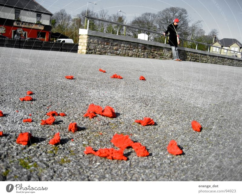 Parkplatz mit ROT rot Frau parken stehen Frühling Pflanze Haus grau Verkehrswege Republik Irland liegen