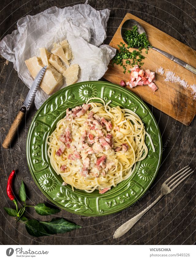 Pasta Carbonara und Zutaten. Lebensmittel Wurstwaren Käse Gemüse Kräuter & Gewürze Ernährung Mittagessen Abendessen Festessen Bioprodukte Diät