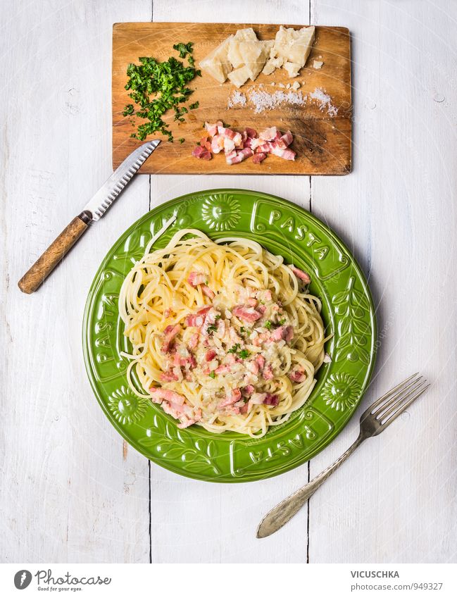 Spaghetti Carbonara in grünem Teller Lebensmittel Fleisch Käse Gemüse Teigwaren Backwaren Kräuter & Gewürze Ernährung Mittagessen Abendessen Bioprodukte Diät