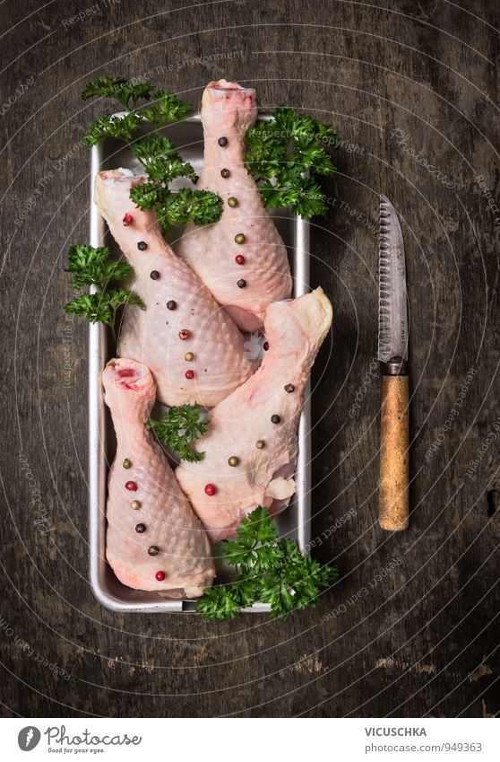 Rohe Hühnerbeine in Metall Schüssel mit Petersilie und Pfeffer Lebensmittel Fleisch Kräuter & Gewürze Ernährung Mittagessen Abendessen Bioprodukte Diät Messer
