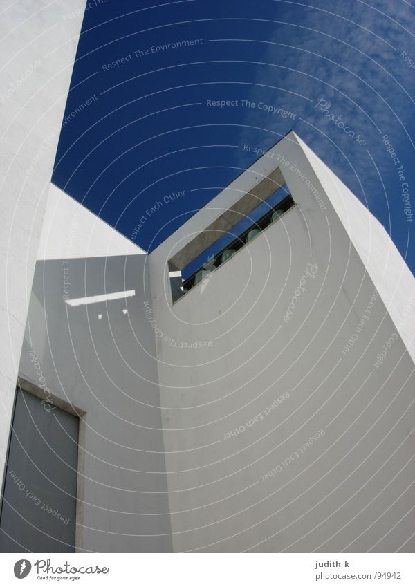 siza Portugal weiß ruhig Froschperspektive Glocke Gebäude Architektur Gotteshäuser Vertrauen Religion & Glaube alvaro siza Schutz blau Himmel Tür Schatten