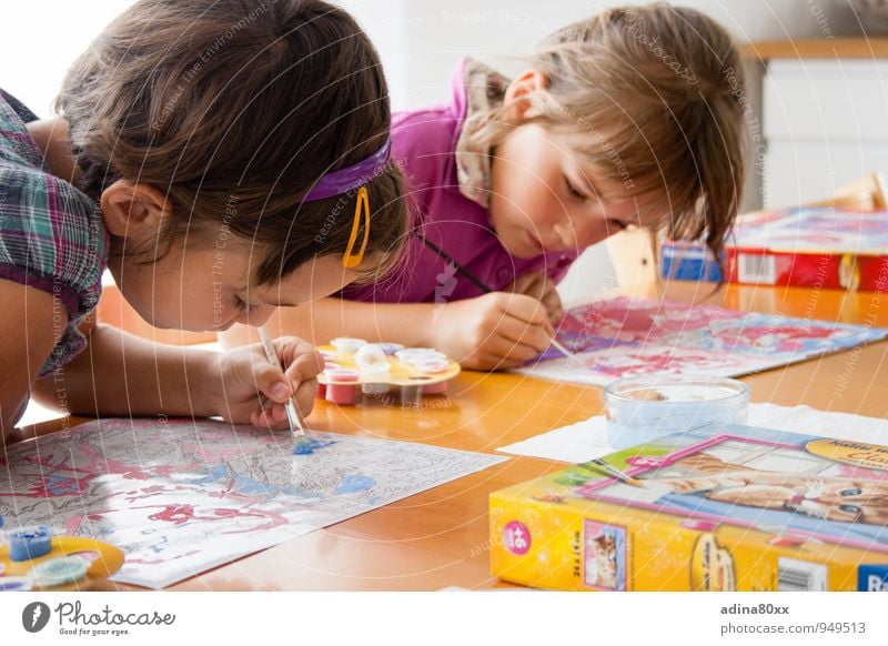 Kreativität Kindererziehung Bildung Kindergarten Schule lernen Klassenraum Schulkind Schüler Mädchen Freundschaft Kunst Maler Kunstwerk zeichnen Begeisterung