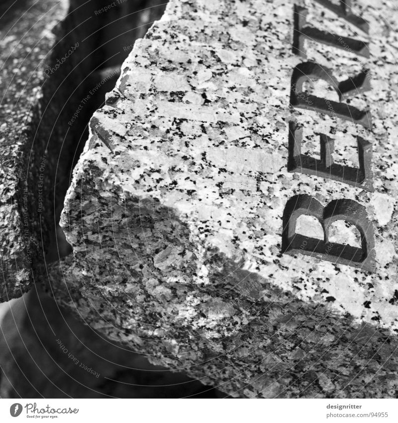 Vergessenheit Grab Grabstein kaputt vergessen Friedhof Vergänglichkeit Zerstörung weggeworfen Name Berta grave gravestone destroyed thrown away forgotten forget