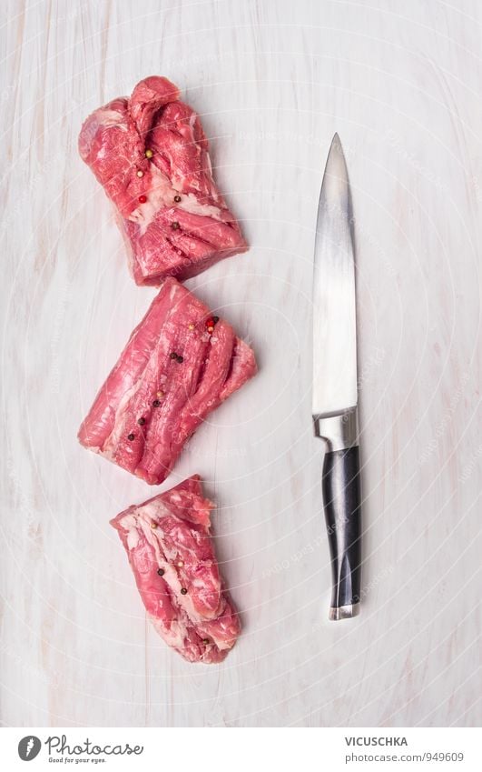Schweinefilet Stücke mit Fleischmesser Lebensmittel Ernährung Mittagessen Abendessen Bioprodukte Diät Messer Lifestyle Gesunde Ernährung Freizeit & Hobby Holz
