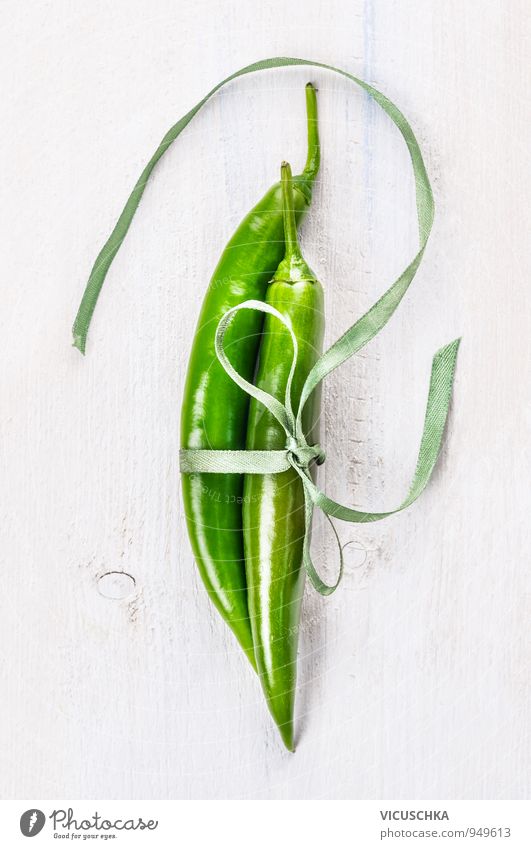 Zwei grüne Chilischoten mit Band gebunden Lebensmittel Gemüse Kräuter & Gewürze Lifestyle Stil Design Freizeit & Hobby Natur Hintergrundbild Peperoni