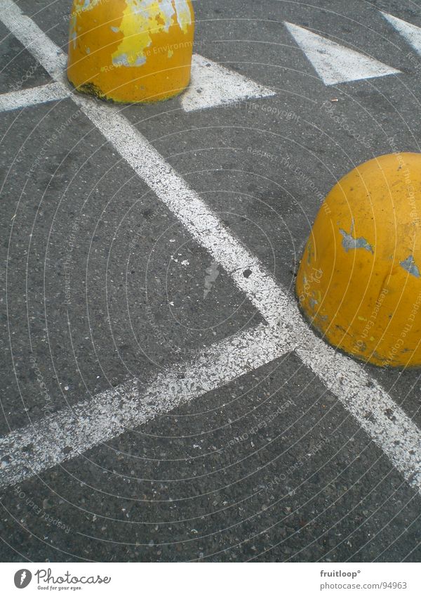 urban art white stripes and yellow dings Beton gelb Parkplatz Verkehrswege Straße weise Streifen Schilder & Markierungen Pfeil