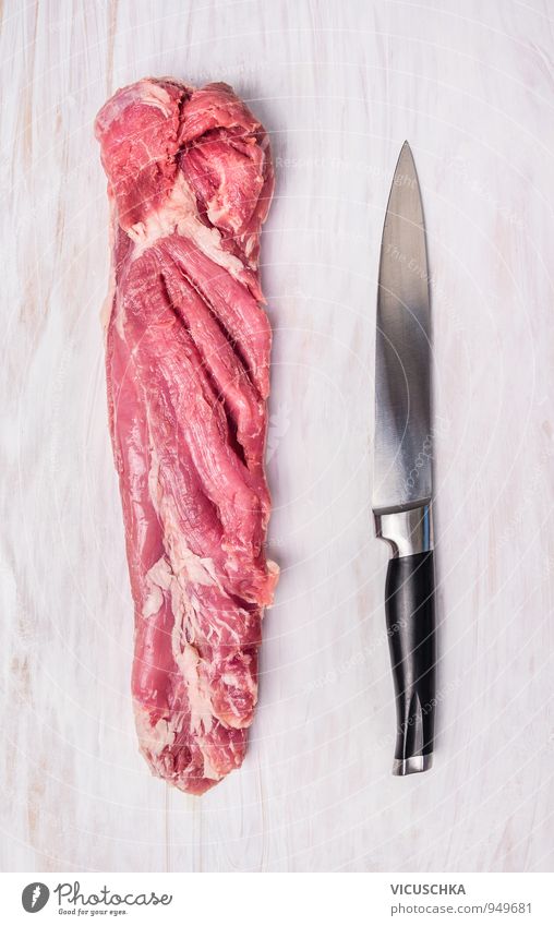 Rohe Schweinefilet mit Fleischmesser Lebensmittel Ernährung Festessen Bioprodukte Diät Messer Gesunde Ernährung Freizeit & Hobby Holz Metall rosa schwarz weiß