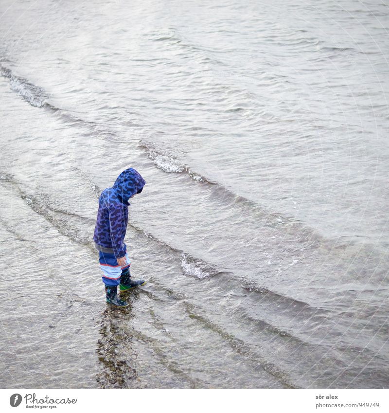 platsch Mensch Kind Kleinkind Kindheit 1 3-8 Jahre Umwelt Wasser Herbst Klima schlechtes Wetter Wind Ostsee Meer Bekleidung Regenjacke Stiefel Spielen nass kalt