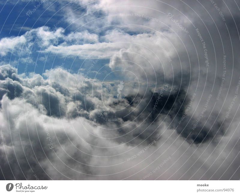 Über Den Wolken grau weiß schwarz verweht verwaschen Vergänglichkeit Himmel Wind Wetter blau hoch fliegen