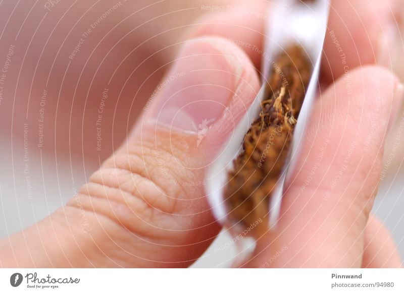 der langsame Tod Tabak Zigarette Papier Finger weiß drehen schick gefährlich fatal ungesund böse dünn braun Rauschmittel teuer Freizeit & Hobby Rauchen