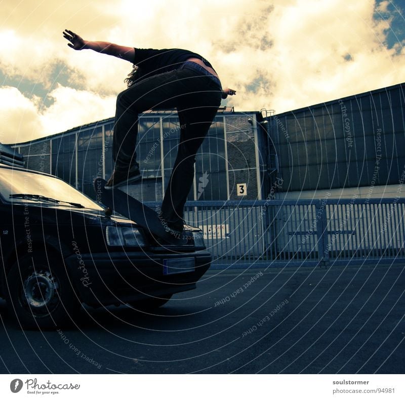 Car skate I Skateboarding springen hüpfen Grinden Luft Artist Jugendliche Freak Industrielandschaft 3 verrückt Schrott Motorhaube Wolken Blech durchdrehen
