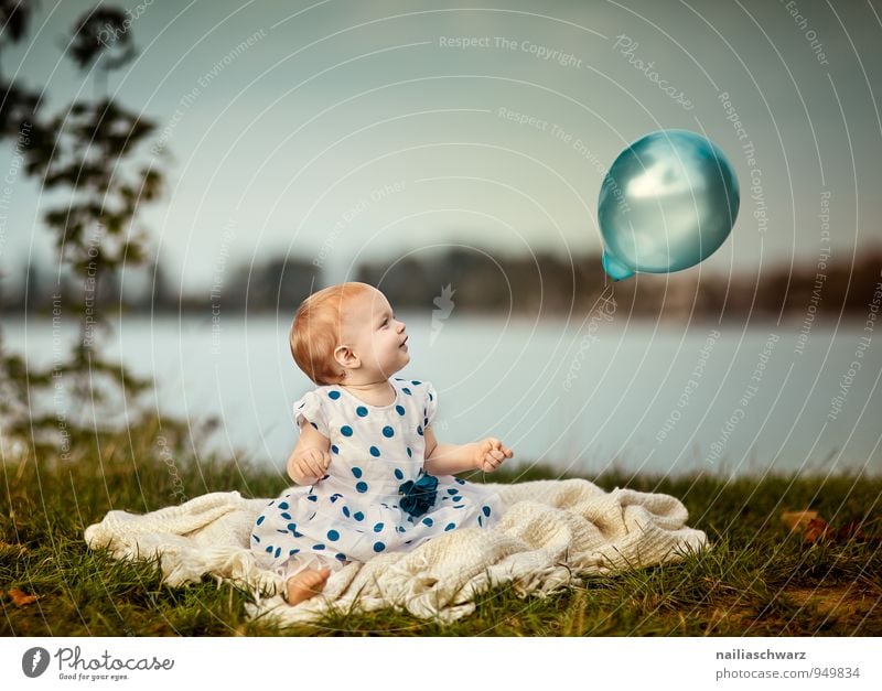 Mädchen am See feminin Baby Kleinkind Kindheit 0-12 Monate 1-3 Jahre Horizont Wiese Bekleidung Luftballon beobachten glänzend Blick sitzen Fröhlichkeit Glück