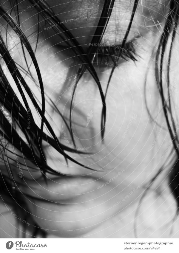 - schwarzhaarig Piercing Lippenpiercing Sehnsucht nass Selbstportrait Frauengesicht nasse haare Auge schwarze augen Wasser Angst Schwarzweißfoto