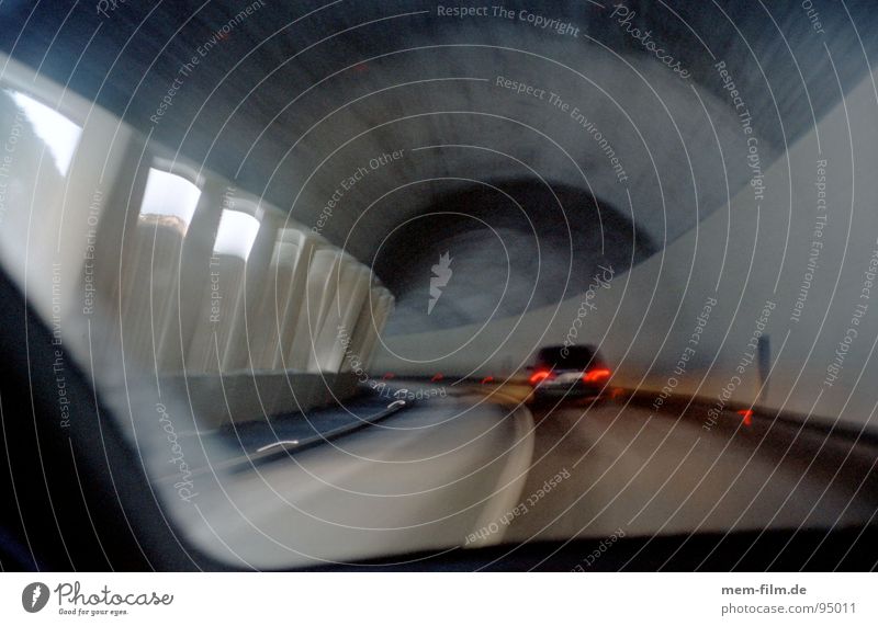 durch den berg 1 Tunnel Windschutzscheibe dunkel fahren Zeit Leuchtstoffröhre Licht Fahrbahn Streifen grau Geschwindigkeit Verkehr Reflexion & Spiegelung Spuren