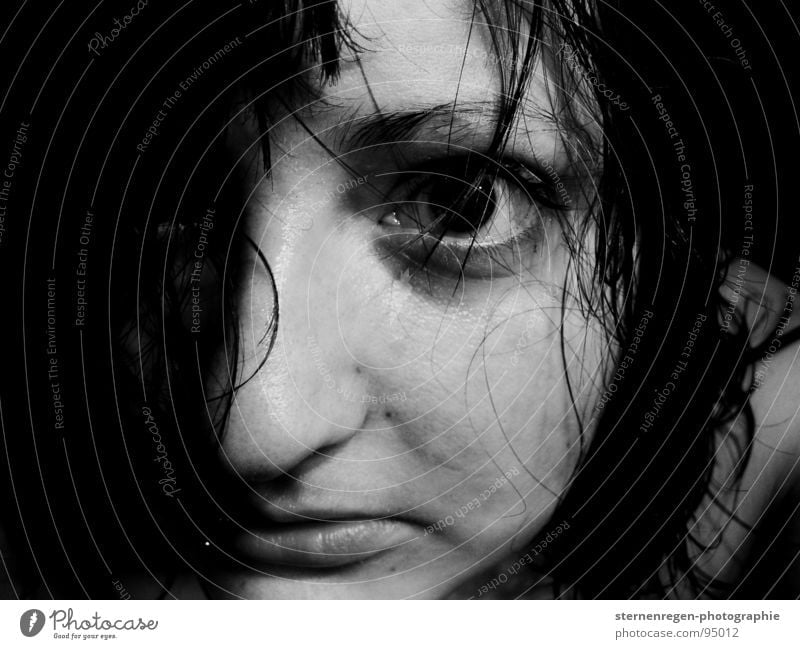 . schwarzhaarig Piercing Lippenpiercing Sehnsucht nass Selbstportrait Frauengesicht Trauer nasse haare Auge schwarze augen Wasser Angst Schwarzweißfoto