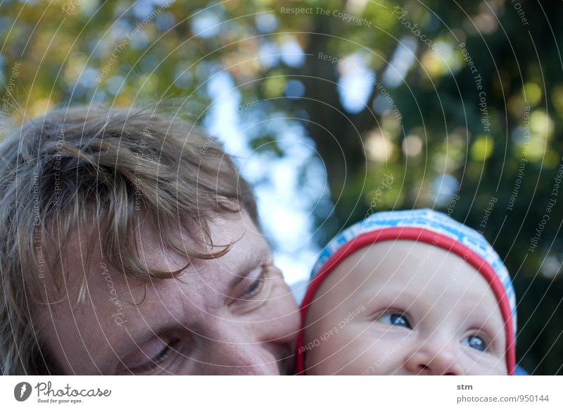 Vater und Kleinkind in der Natur Freizeit & Hobby Spielen Mensch Kind Baby Mann Erwachsene Eltern Familie & Verwandtschaft Kindheit Leben Kopf 2 0-12 Monate