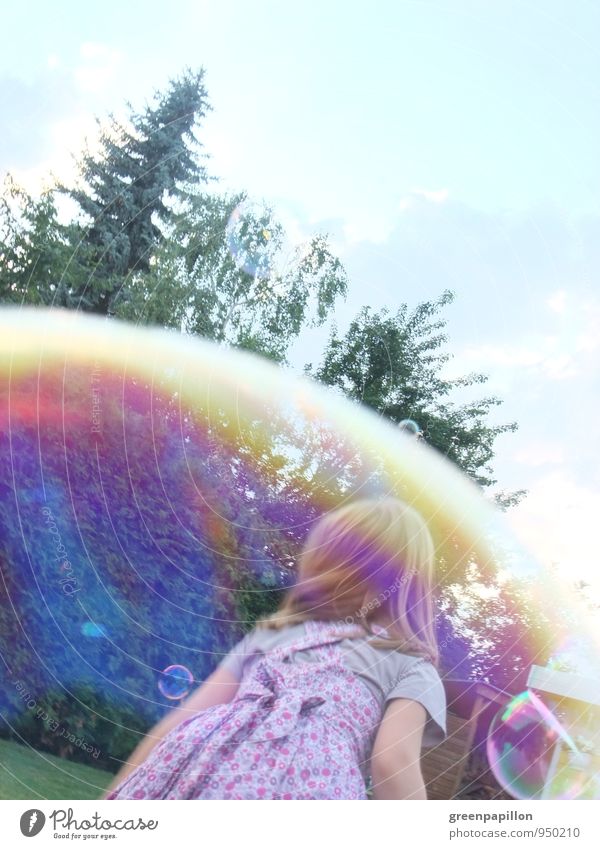 Seifenblasenrennen Freude Glück Freizeit & Hobby Spielen Sommer Kind Kleinkind Mädchen Familie & Verwandtschaft Frühling Wetter Kleid Spiegel fangen Blase