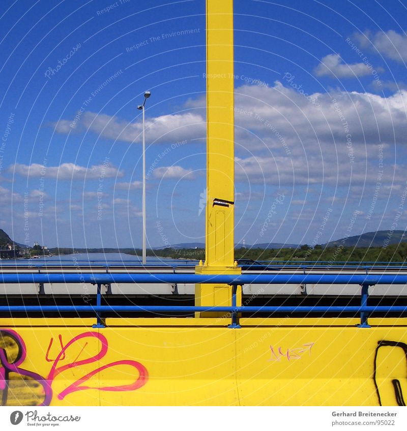 Blick aus Wien gelb Brücke Donau Fluss Graffiti Himmel Aussicht Landschaft