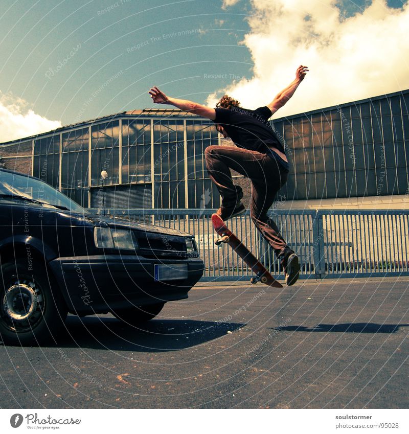 Car skate II Skateboarding springen hüpfen Grinden Luft Artist Jugendliche Freak Industrielandschaft 3 verrückt Schrott Motorhaube Wolken Blech durchdrehen