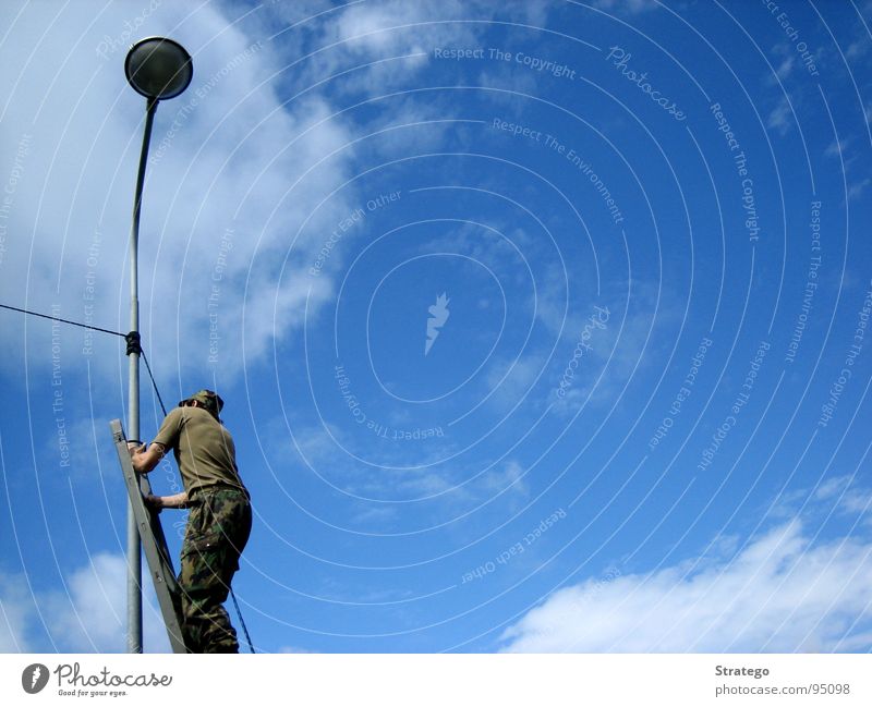 Aufstieg Lampe Laterne Draht Mann Wolken aufsteigen Uniform Himmel blau Leiter Kabel Mensch Soldat Army Leitungsbau Übermittlung bauen Funken