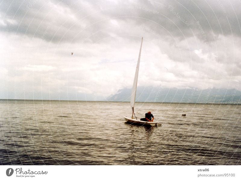 Annecy 4 - Stille See Gewässer Wolken Wasserfahrzeug Mann Wellen Wellengang Horizont Einsamkeit ruhig Frankreich Himmel Segel