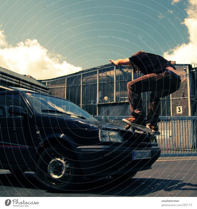 Car skate III Skateboarding springen hüpfen Grinden Luft Artist Jugendliche Freak Industrielandschaft 3 verrückt Schrott Motorhaube Wolken Blech durchdrehen