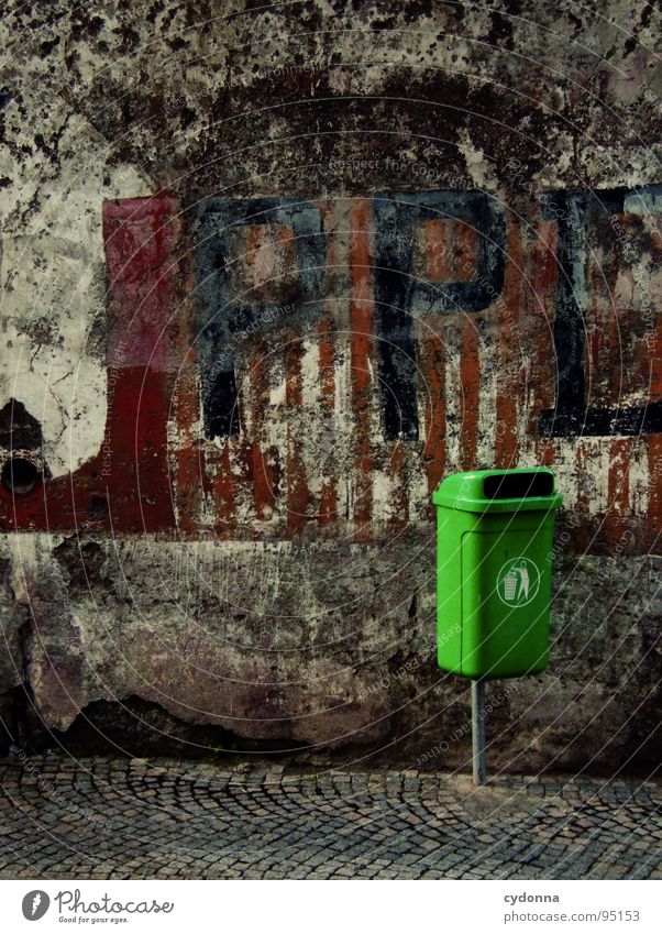Urban Green I Portugal Wohngebiet Verfall Ferien & Urlaub & Reisen entdecken fremd Stadt schön Neugier Optimismus Müllbehälter grün Logo Symbole & Metaphern