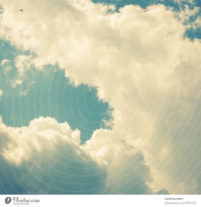 Suchbild Wolken weiß Schaf Himmel schön Cross Processing offen Zukunft blau Wolkenturm clouds sky heaven crossfarben digital-cross Sonne Beleuchtung dreckig