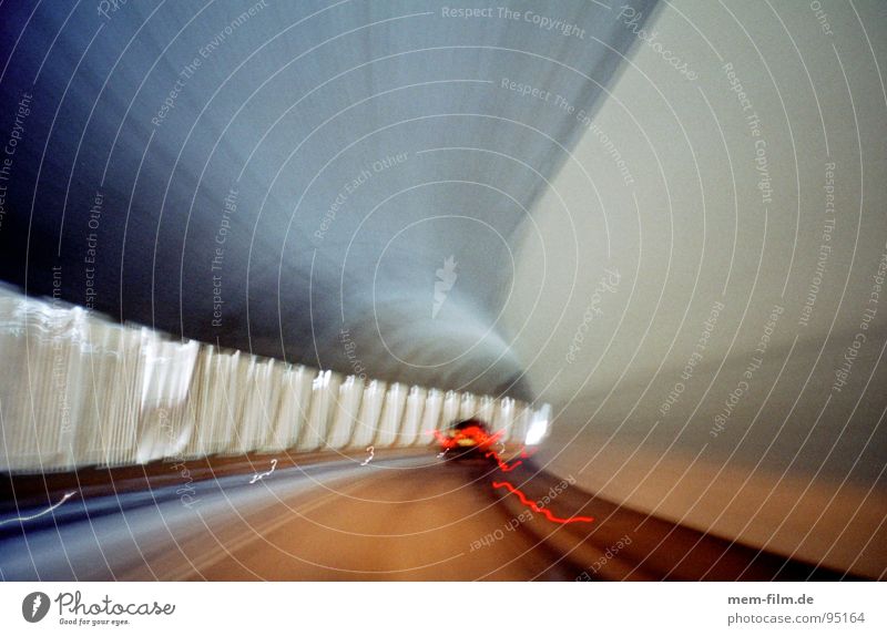 durch den berg 2 Tunnel Windschutzscheibe dunkel fahren Zeit Leuchtstoffröhre Licht Fahrbahn Streifen grau Geschwindigkeit Verkehr Reflexion & Spiegelung Spuren