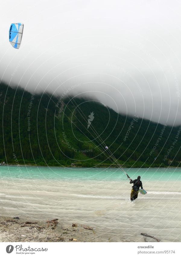 himmelsstürmer Kiter Surfer See Achensee Bundesland Tirol kalt Wind Wolken Leidenschaft dunkel Strand Schnur Wald Sport gefährlich Extremsport kitesurfer