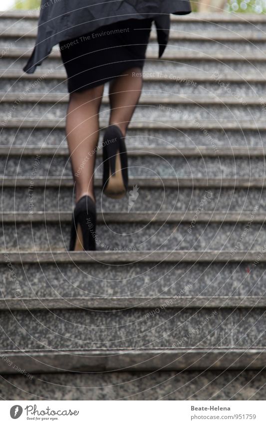 es geht aufwärts Lifestyle Frau Erwachsene Stadt Treppe Wege & Pfade Rock Jacke Strümpfe Stoff Leder Schuhe Damenschuhe Bewegung gehen ästhetisch grau schwarz