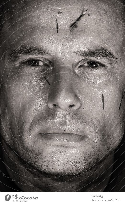 Nach der Fußballschlacht Mann Entschlossenheit hart Auge Konzentration Blick Gesicht