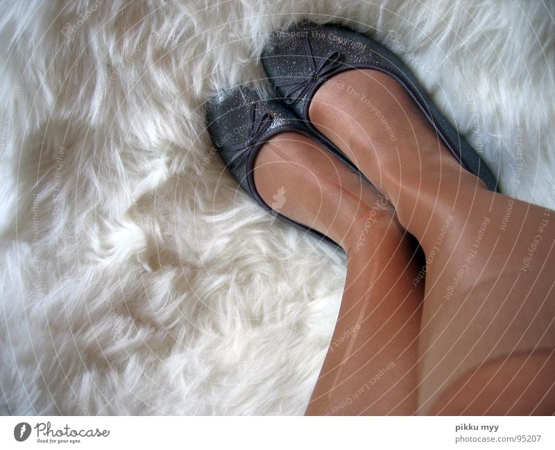 Tanzmaus Schuhe Strumpfhose gerissen gebraucht glänzend lang Fell weich weiß Strümpfe Zufriedenheit kaputt Hautfarbe Schleife Erholung Innenaufnahme Freude