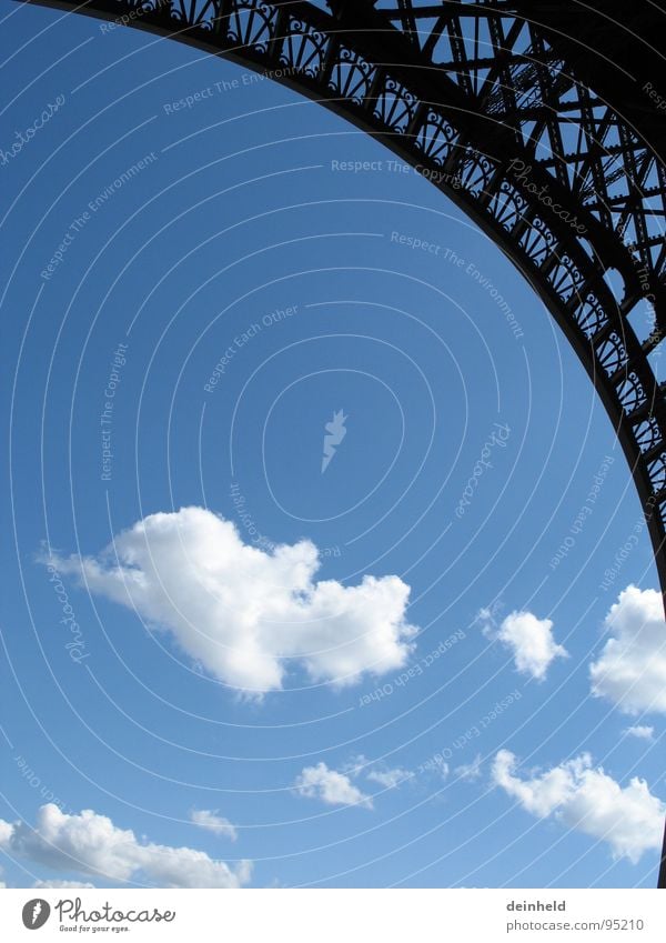 Wolken + ) Tour d'Eiffel rund Bauwerk Wahrzeichen Paris Froschperspektive perfekt robust Detailaufnahme modern Ausstellung Messe Eiffel Tower Bogen Baugerüst
